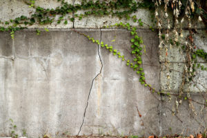 retaining wall cracks